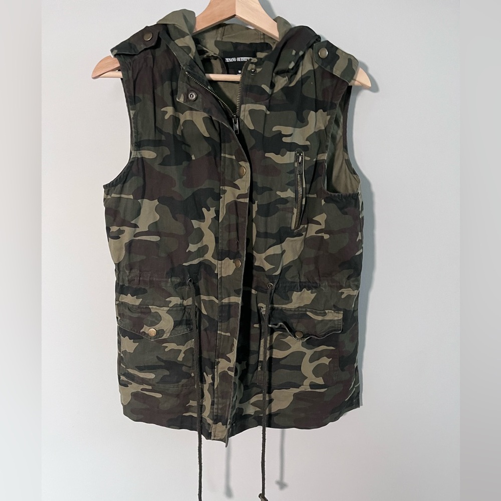 Zenana Outfitters Camo Zip Up Vest Hooded Lightweight‎ Utility Style